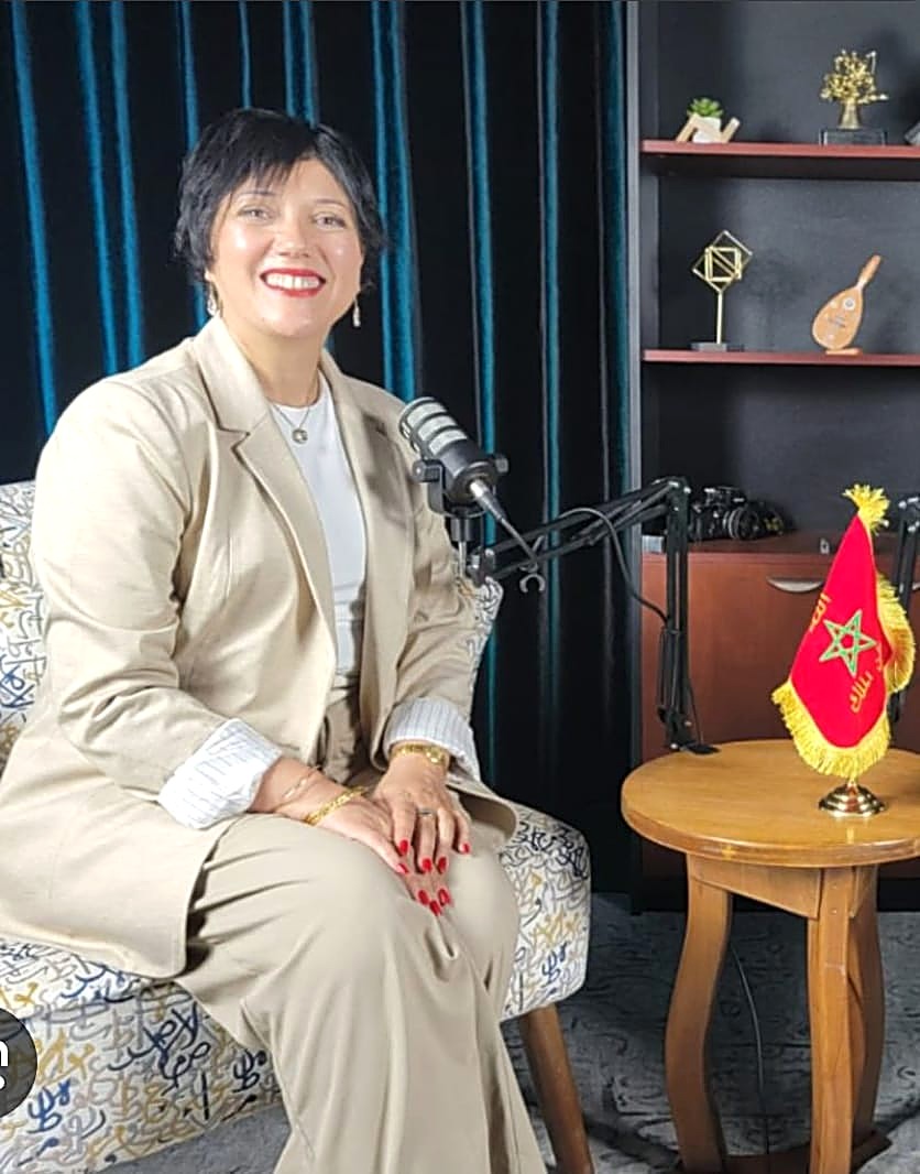 Meryem Mazini au micro en studio